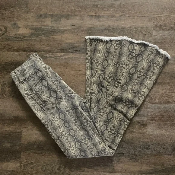 Show Me Your Mumu Women's Snake Print Berkeley Bell Bottoms Women’s Size 26 - Picture 4 of 11